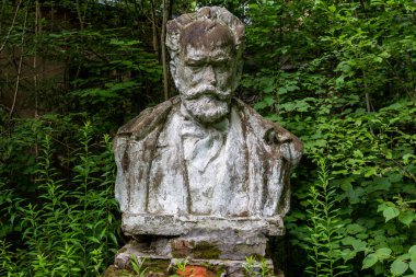 Sanatoryum Pavlishchev-Bor, Rusya - Temmuz 2019: Terk edilmiş bir sanatoryum, Kaluzhskiy bölgesi topraklarında Rus besteci Pyotr İlyiç Çaykovskisky'nin (Chaikovskiy) eski hasarlı büstü