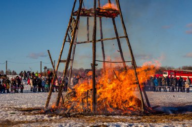 Etnomir, Russia - March 2019: Burning effigy Maslenitsa at sunset, Russian spring holiday Maslenitsa (Maslenica)