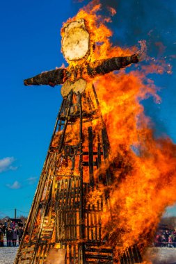 Etnomir, Rusya - Mart 2019: Büyük bir doldurma yakma. Rusya bahar tatili Maslenitsa (Maslenica)