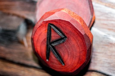 Ahşap zemin üzerine oyulmuş Rune Raido kırmızı rengi - Yaşlı Futhark