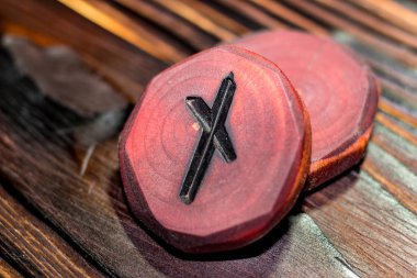 Ahşap bir zemine oyulmuş Rune Naudiz kırmızı rengi - Yaşlı Futhark