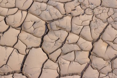 Kuru bir su deposunun dibi çatlamış.