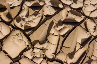 Kuru bir su deposunun dibi çatlamış.