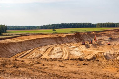 Kum havuzu geliştirme ve çalışma ekipmanlarının bulunduğu bölgenin görünümü