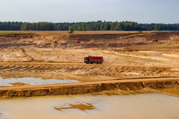 Vista Una Fosa Arena Camión Volquete Rojo Movimiento Distancia — Foto de Stock