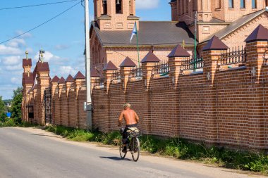 Komlevo, Borovsky Bölgesi, Rusya - Ağustos 2020: Komlevo köyündeki Vaftizci Yahya Kilisesi