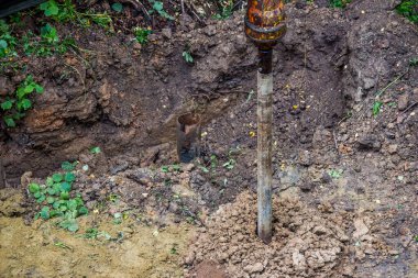 Toprağa bir kuyu kazmak.