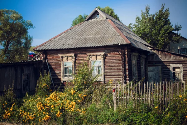 Vista Antigua Casa Madera Del Pueblo Ruso Terreno Cubierto Con —  Fotos de Stock