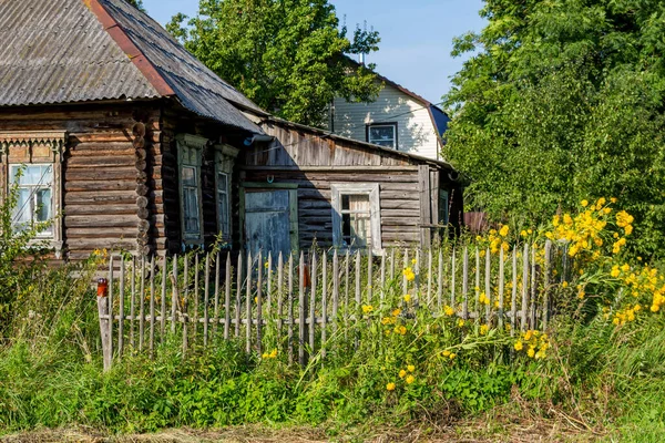 乡间古朴的圆木屋和篱笆 美丽的牧草风景 — 图库照片