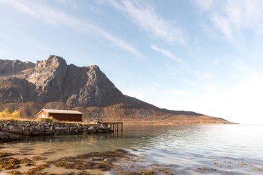 Bulutlar hatları üzerinden bir kulübe Tromso, Norveç'te inci deniz kıyı sisli bir günde bir doğal kırsal manzara içinde Tarih ile bir dağ tepe