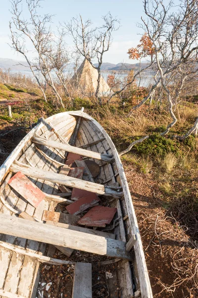 Gammal Trä Jolle Eka Strandad Gräs Tittade Nära Håll Fören — Stockfoto