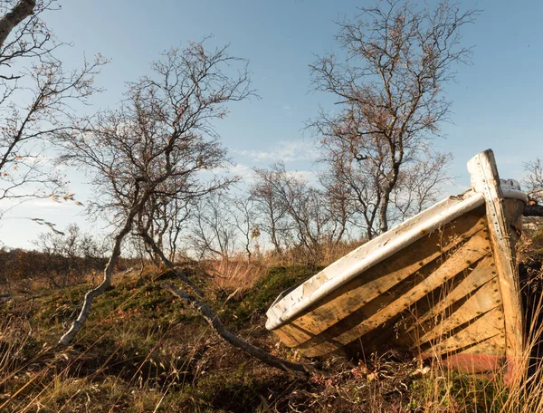 Altes Hölzernes Schlauchboot Auf Gras Gestrandet Aus Der Nähe Bug — Stockfoto