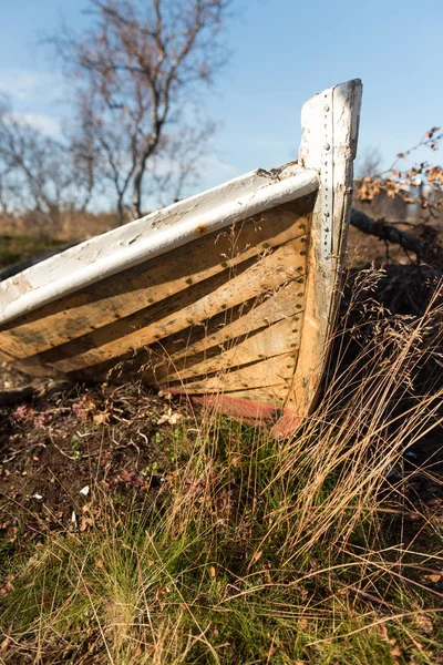 Velho Barco Remos Madeira Encalhado Grama Visto Perto Proa Com — Fotografia de Stock