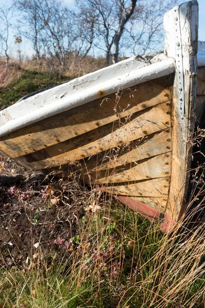 Velho Barco Remos Madeira Encalhado Grama Visto Perto Proa Com — Fotografia de Stock