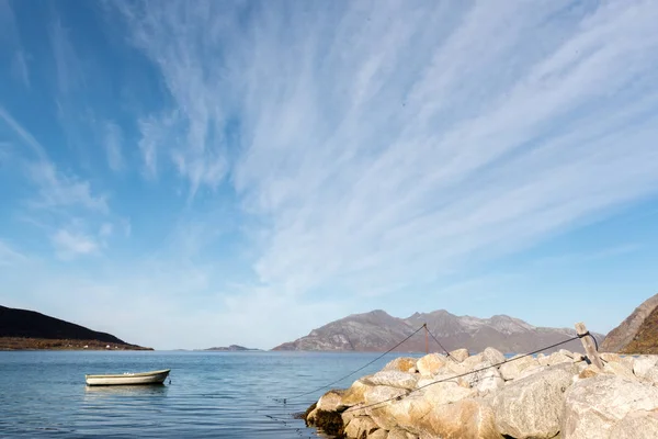 Pequeno Barco Remos Madeira Ancorado Fiorde Perto Tromso Noruega Com — Fotografia de Stock