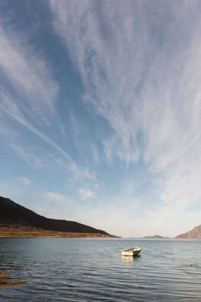 Pequeno Barco Remos Madeira Ancorado Fiorde Perto Tromso Noruega Com — Fotografia de Stock