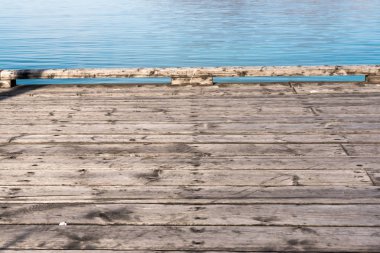 Ahşap tahta iskele iskele hala okyanus su ile arka planda dağlar