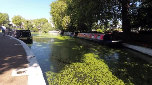 Idilliaco Canale Con Passaggio Anonimo Persone Che Camminano Sulla Torre — Video Stock