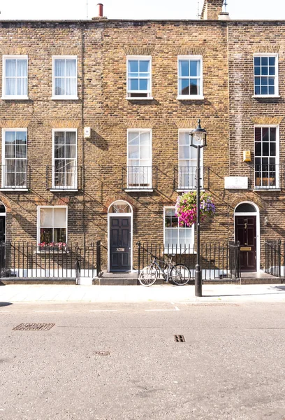 Fachadas Delanteras Puertas Arqueadas Ladrillo Histórico Londres Casas Terraza Con —  Fotos de Stock