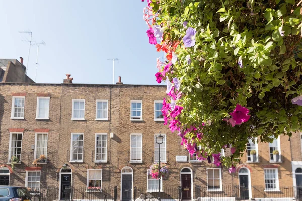 Fachadas Delanteras Puertas Arqueadas Ladrillo Histórico Londres Casas Terraza Con —  Fotos de Stock