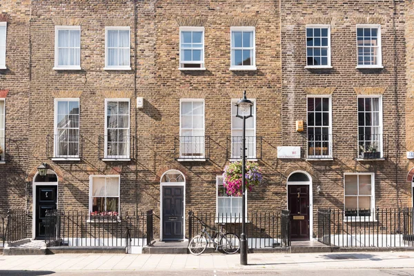 Входные Фасады Арочные Двери Исторических Кирпичных Домов London Terrace Высокими — стоковое фото