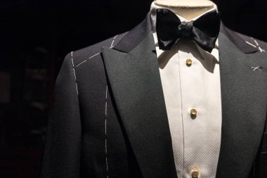 Aydınlatma siyah papyon ile özel ceket ve gömlek pullu düğmeleri üst kısmında yakın çekim