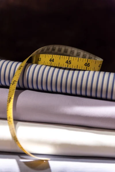 Измерение ленты портного и образцы ткани — стоковое фото