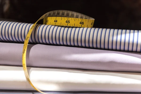 Medida de fita de alfaiate e amostras de tecido — Fotografia de Stock