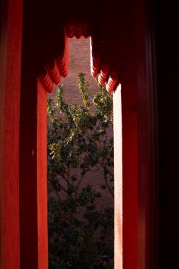 İspanya, Barselona 'da Casa di Gaudi. Yay boyunca ışık geliyor.. 
