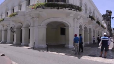 Santo Domingo, Domincan Cumhuriyeti 08-01-2020, güneşli bir günde, sömürge bölgesindeki kolon parkının önündeki papazlık sarayının önü.