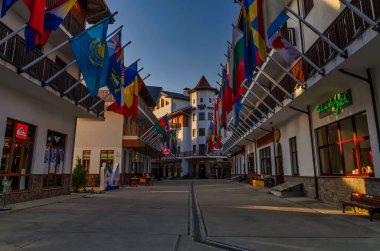 Roza Khutor 'daki otel binasının sokak manzarası