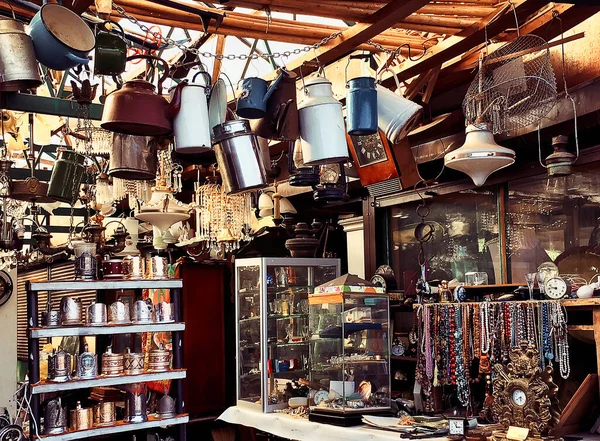 Avlanmak için eski şeylerle dolu Retro Showroom — Stok fotoğraf