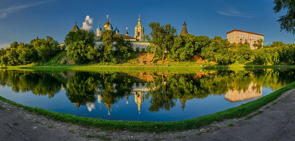 El monasterio Novospassky es un monumento antiguo de Moscú — Foto de Stock