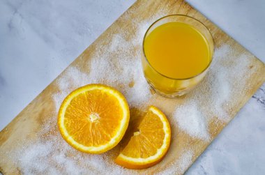 Taze portakallardan sağlıklı yiyecek ve içecek. 