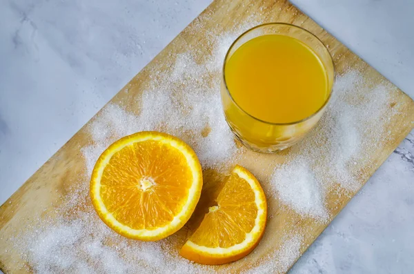 Taze portakallardan sağlıklı yiyecek ve içecek. 