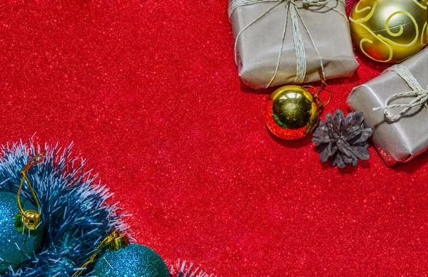 Рождественская лепнина с голубыми и золотыми шариками на красном фоне — стоковое фото
