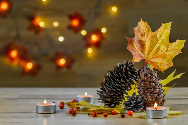 Herbstliche Komposition mit Zapfen, Beeren und Kerzen — Stockfoto