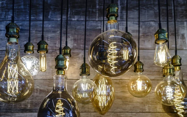 Collection de lampes suspendues lumineuses dans le magasin Photo De Stock