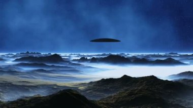 Yabancı gezegende uzay gemisi. Koyu mavi yıldızlı gökyüzü beyaz Bulutsusu. Kayalık üzerinde çöl, kalın beyaz sis kaplı sinek bir uzay gemisi (ufo). 