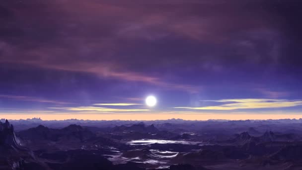 外国人の月の出 暗い紫色の山は雪で覆われています ぼんやりとした地平線に明るい月が昇る 暗い星空に雲が浮かんでいます 月光は山の氷湖に反映されます — ストック動画