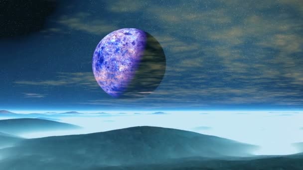 Purple Moon au-dessus de Blue Planet. Une énorme planète violette volant à travers le ciel étoilé. Des nuages lentement transparents flottent. Collines bleues désertiques couvertes de brouillard blanc dense . 