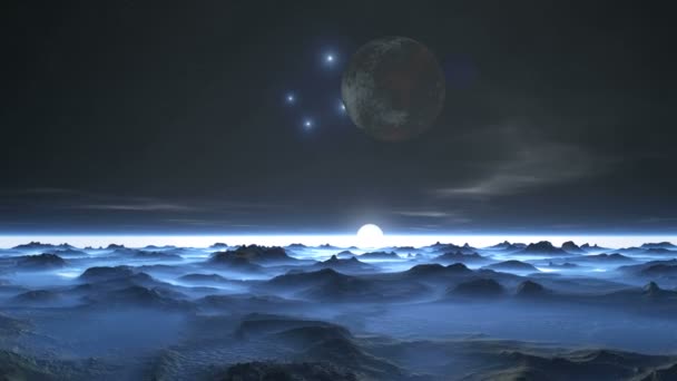エイリアン惑星の上の月と星 暗い星空の中で 惑星はゆっくりと回転し 近づいてくる 四つ星が明るく輝く ゆっくりと珍しい低い雲を浮かべる 霧の地平線に沈む明るい白い太陽 暗い山々は青い霧の中にある — ストック動画