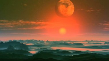 Uzaylı Ayının Altında Güzel Gün Batımı. Parlak turuncu güneş sisli ufukta yavaşça batar. Koyu dağlar mavi ve pembe sislerin arasında duruyor. Gökyüzünde ay, yıldızlar ve yavaşça süzülen bulutlar.