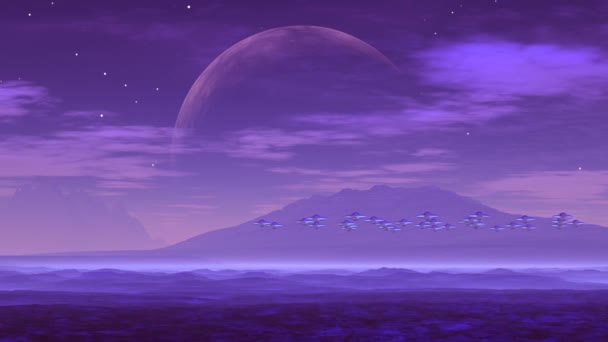 ライラック惑星上のUfo Ufoのグループは霧の多い丘の上を飛ぶ 大きな山の巨大な惑星 の上に 暗い星空の下でゆっくりと雲が浮かぶ — ストック動画