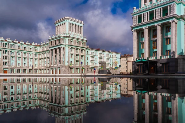 Su birikintisi şehir yansıma, Norilsk, Ağustos 2018
