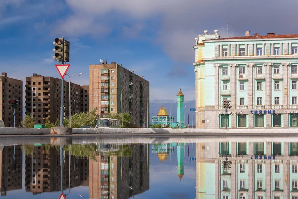 Su birikintisi şehir yansıma, Norilsk, Ağustos 2018