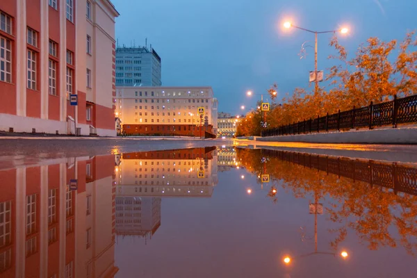 Su birikintisi şehir yansıma, Norilsk, Ağustos 2018