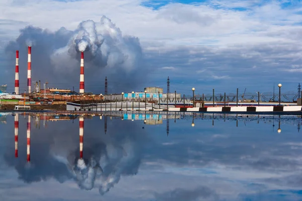 Su birikintisi şehir yansıma, Norilsk, Ağustos 2018