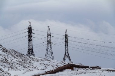 Yüksek gerilim dağda nakleder. Norilsk. 19 Ekim 2018