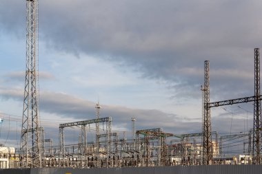 Enerji santrali ve bulutlu gökyüzü. St. Petersburg. 04 Nisan 2018